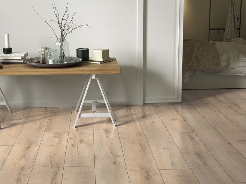 Wohnraum mit Laminat-Landhausdiele in heller Eichenoptik