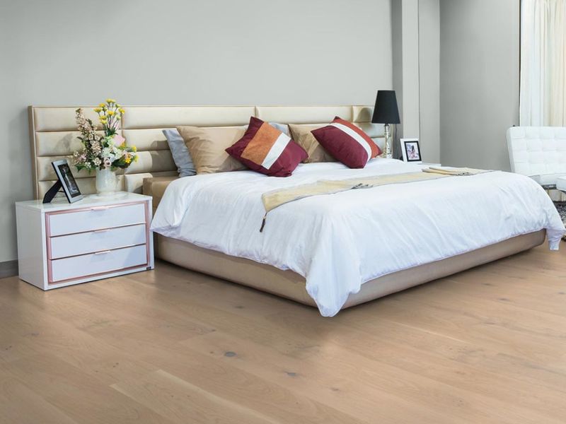 Schlafzimmer mit Parkett-Landhausdiele aus Eiche